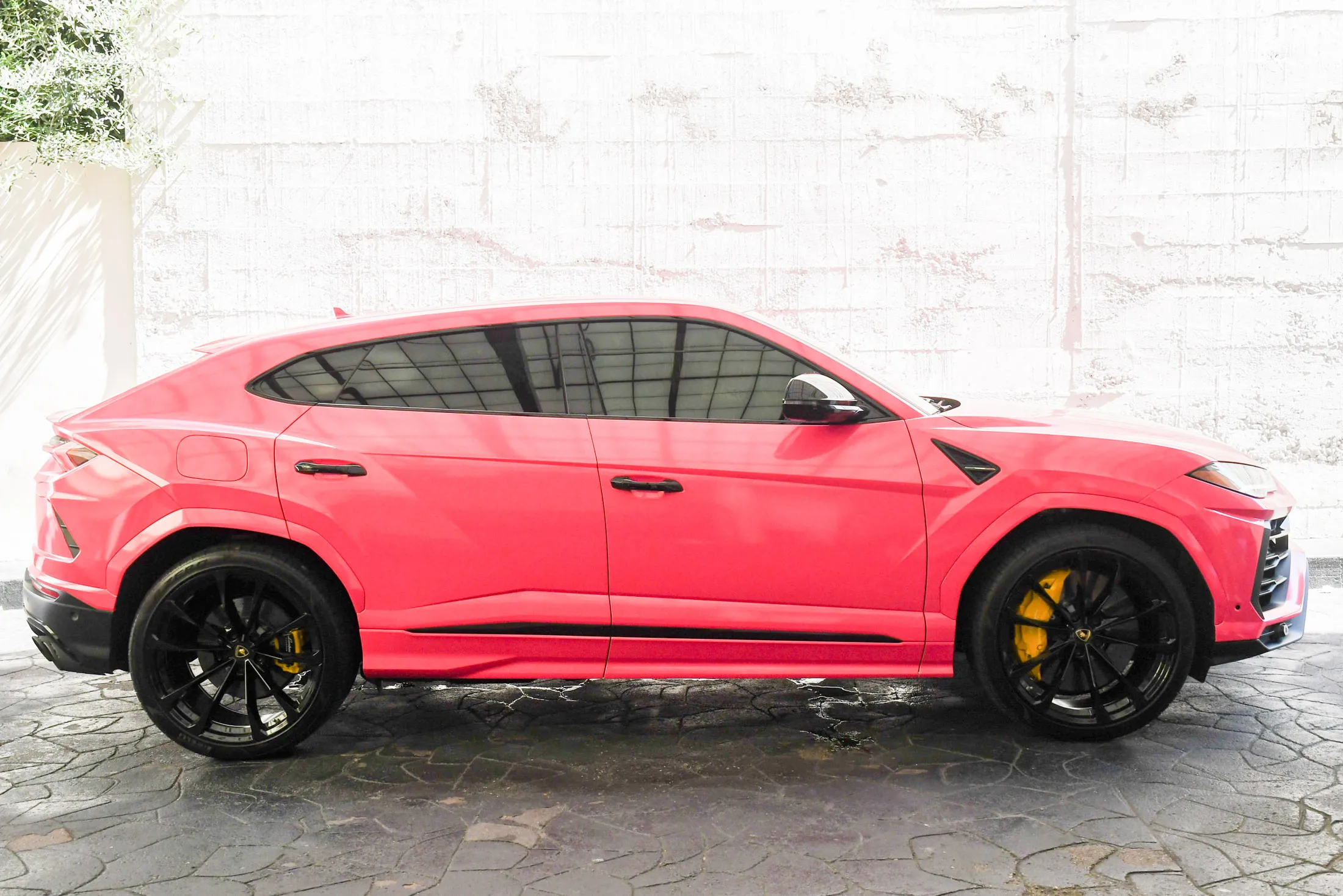 Car Collectors Follow Bieber, LeBron Into Brash Vinyl Wrapping Fad -  Bloomberg, image size:2200x1467