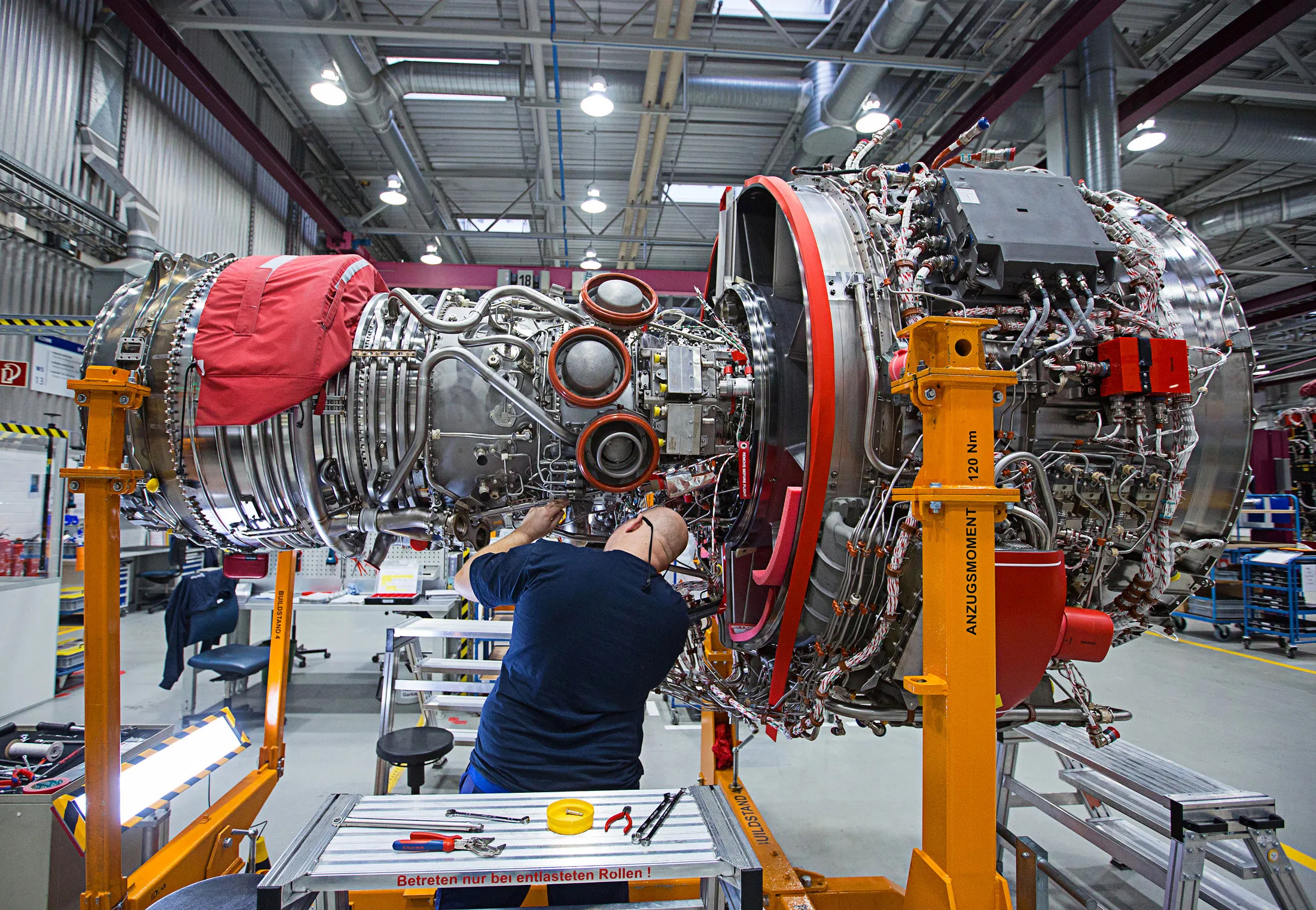 Rolls-Royce is responding to a push by planemakers Airbus Group SE and Boeing Co. to hasten aircraft deliveries as they work through backlogs that extend beyond 2021.
