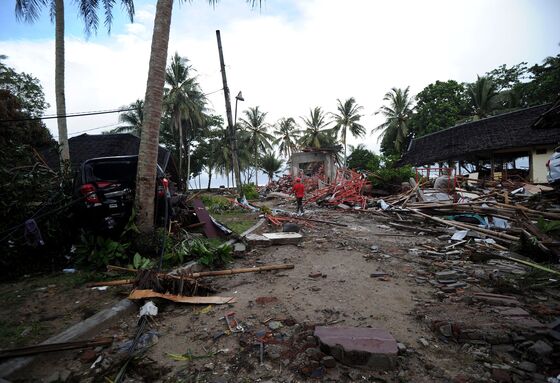 Indonesian Tsunami Death Toll Soars as Rescuers Continue Search