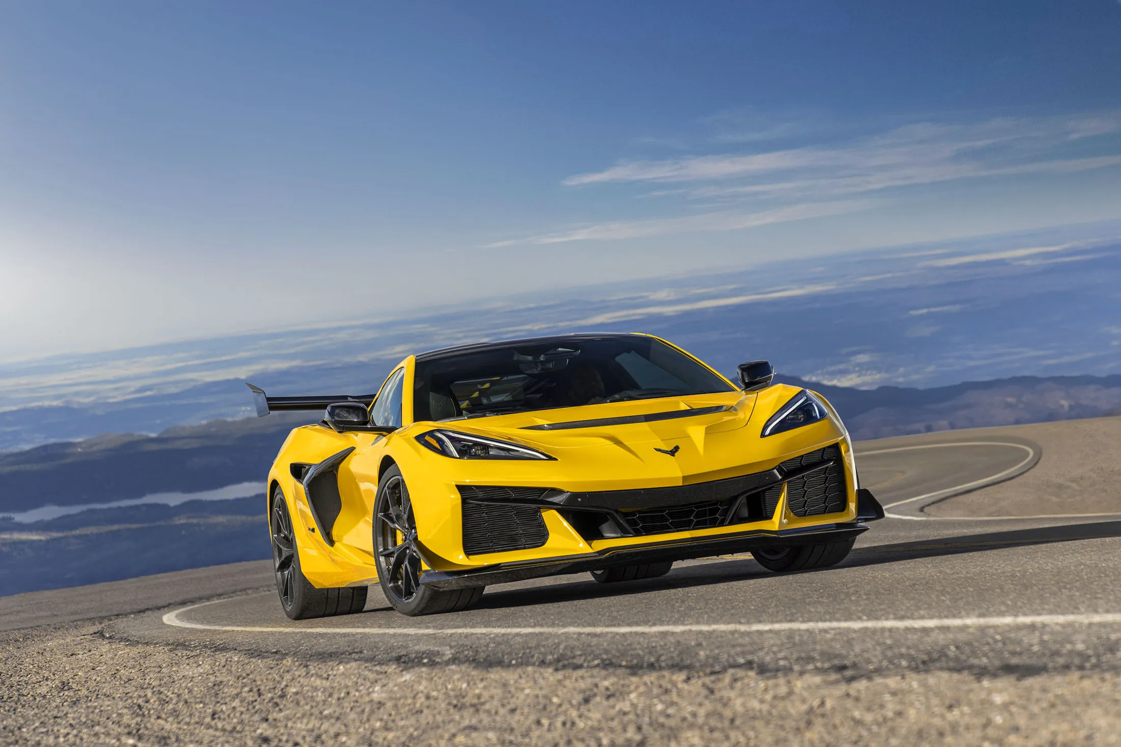 New Corvette ZR1 Offers 1064 hp, Turbochargers, Throwback Split Window