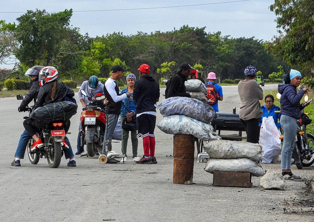 Personas compran carbón en La Habana
