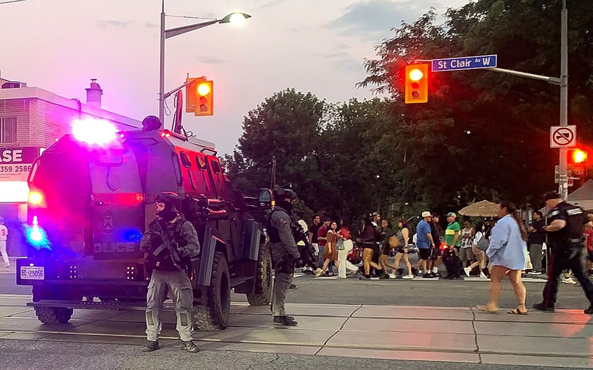 Toronto Shooting Leaves Two Dead as Police Search for Suspect