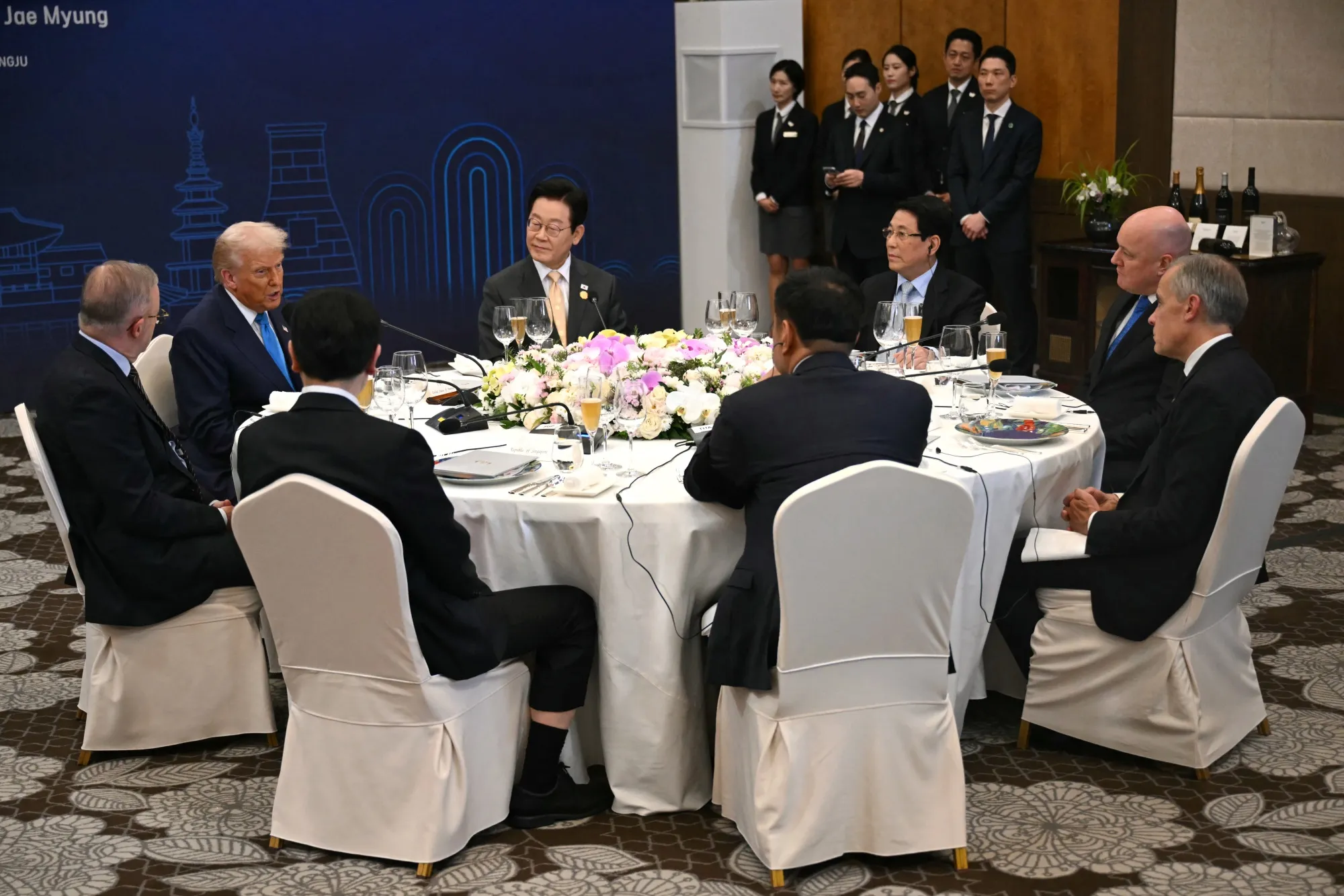 Donald Trump, second left and Mark Carney, first right, during the dinner&nbsp;in Gyeongju, South Korea,&nbsp;on Oct. 29.