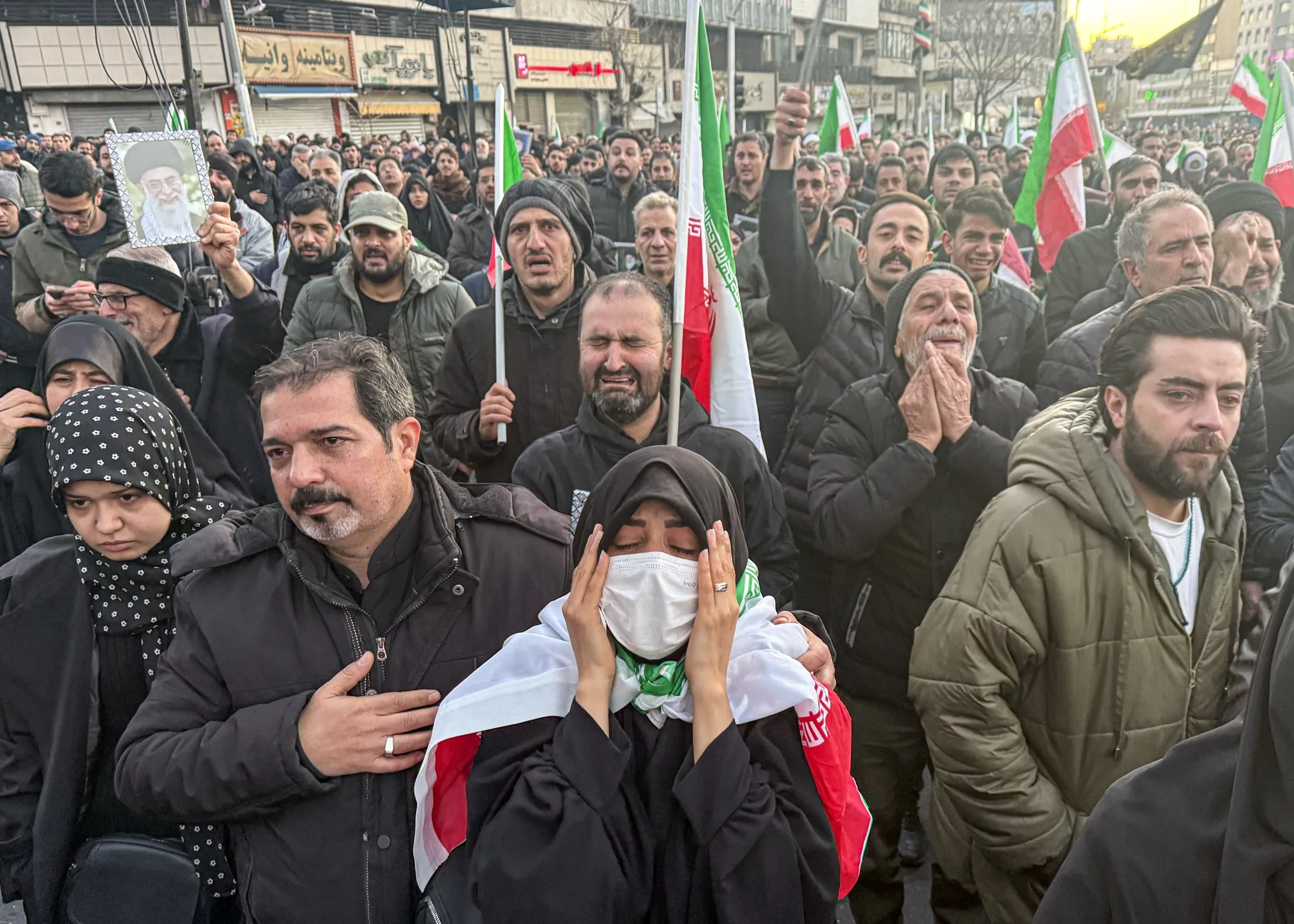 米国とイスラエルによる攻撃でイラン最高指導者ハメネイ師が死亡したと国営テレビが発表した後に集まった人々（3月1日）