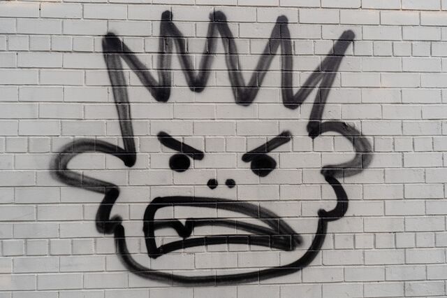 Angry crowned head at Flushing Avenue west of Broadway, Brooklyn