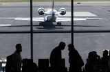  US Allows Carriers to Extend NYC Flight Cuts Amid Air Congestion