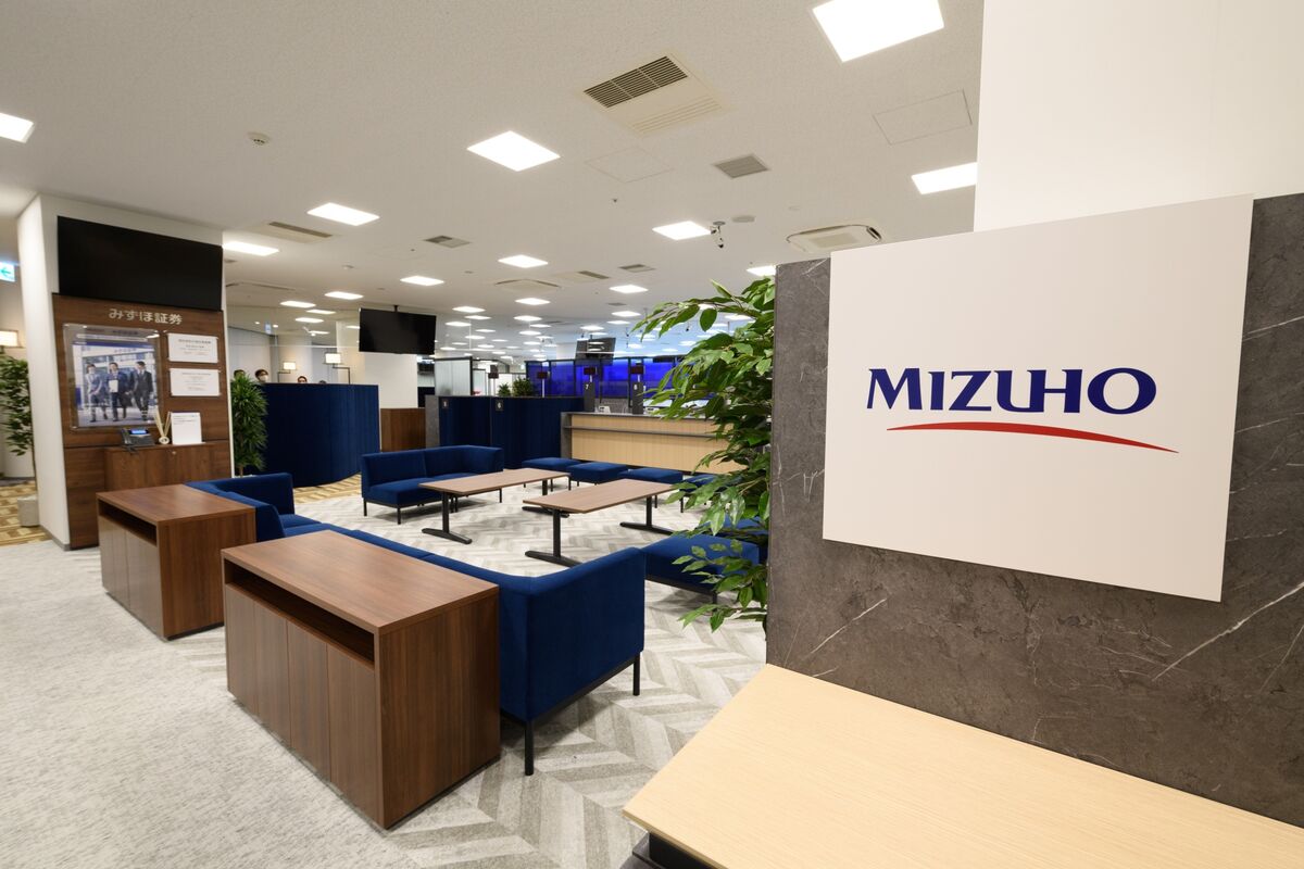 Mizuho Says Historic Slump in Yen Is Defying the Rates Rulebook