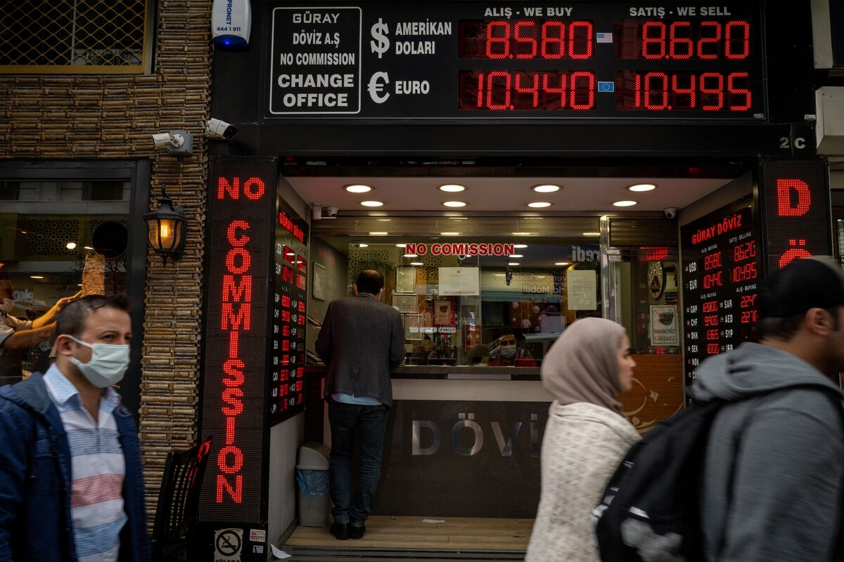 Turkey Asks People to Ditch Dollars for Lira Savings - Bloomberg