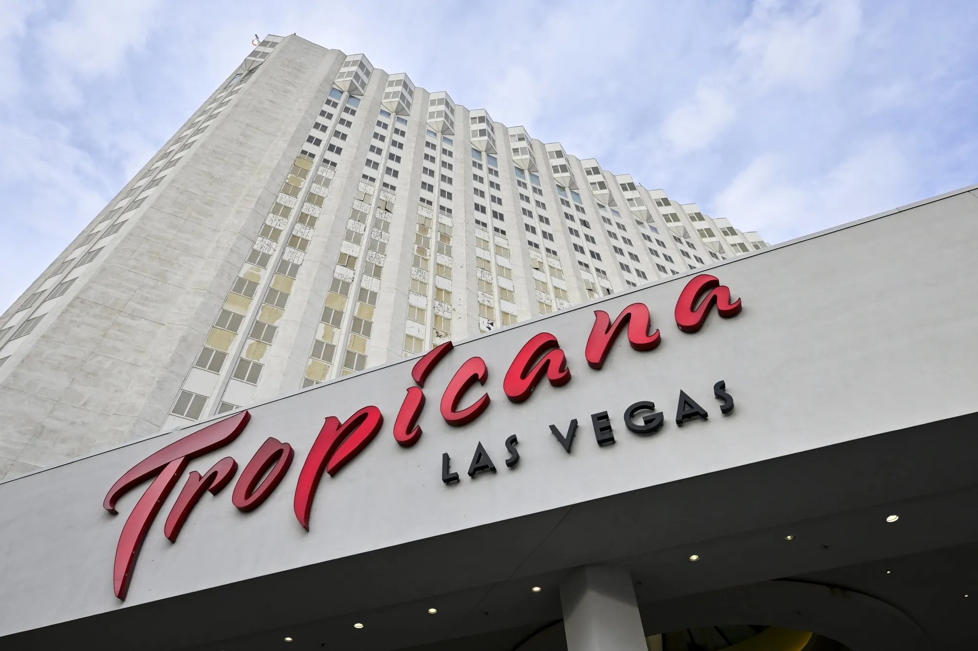 The Tropicana Las Vegas, a mob-era casino and Sin City landmark, closes  after 67 years - Bloomberg, image size:2000x1332