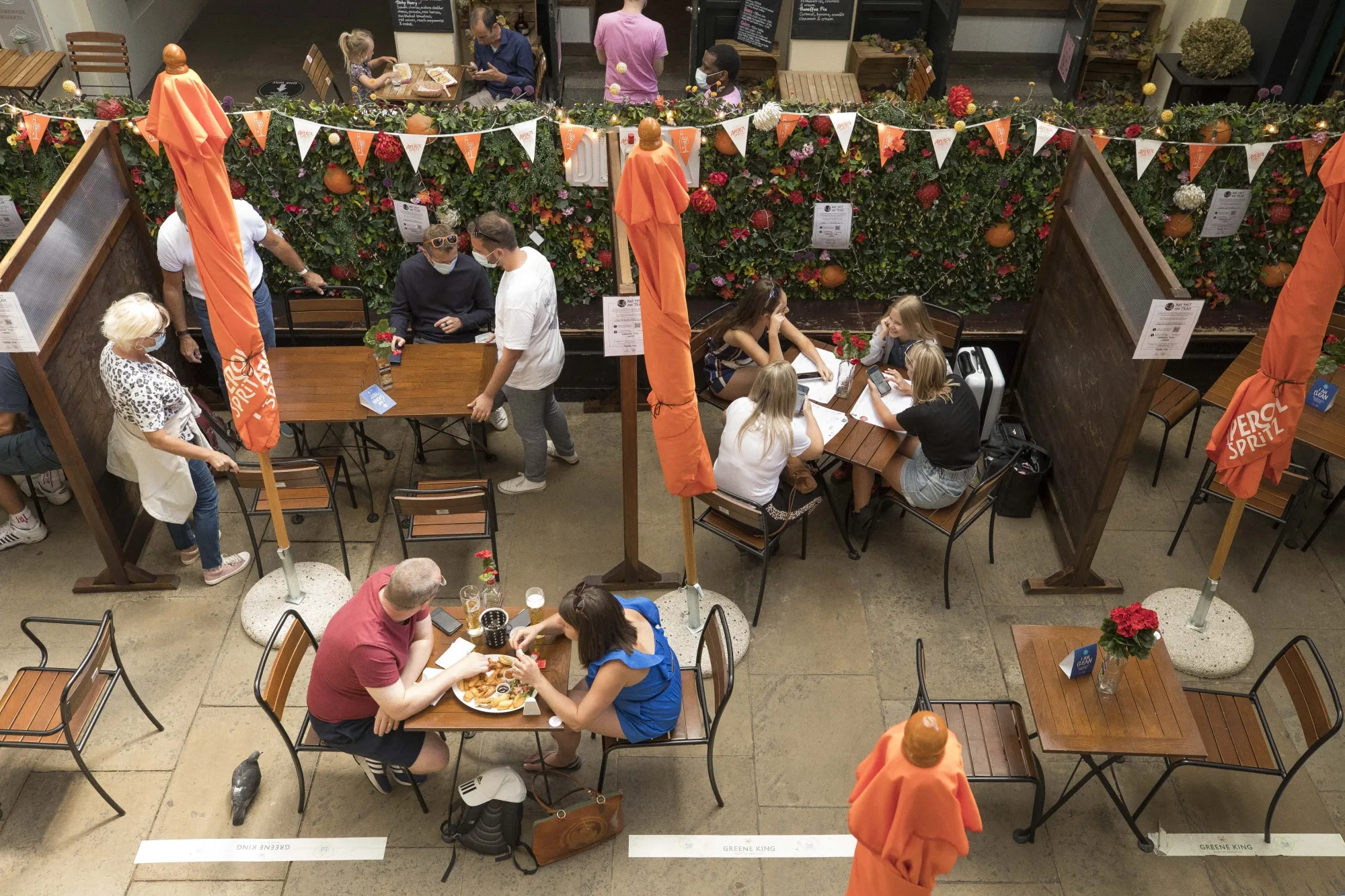 Diners eat during&nbsp;"Eat Out to Help Out" program, in London.&nbsp;