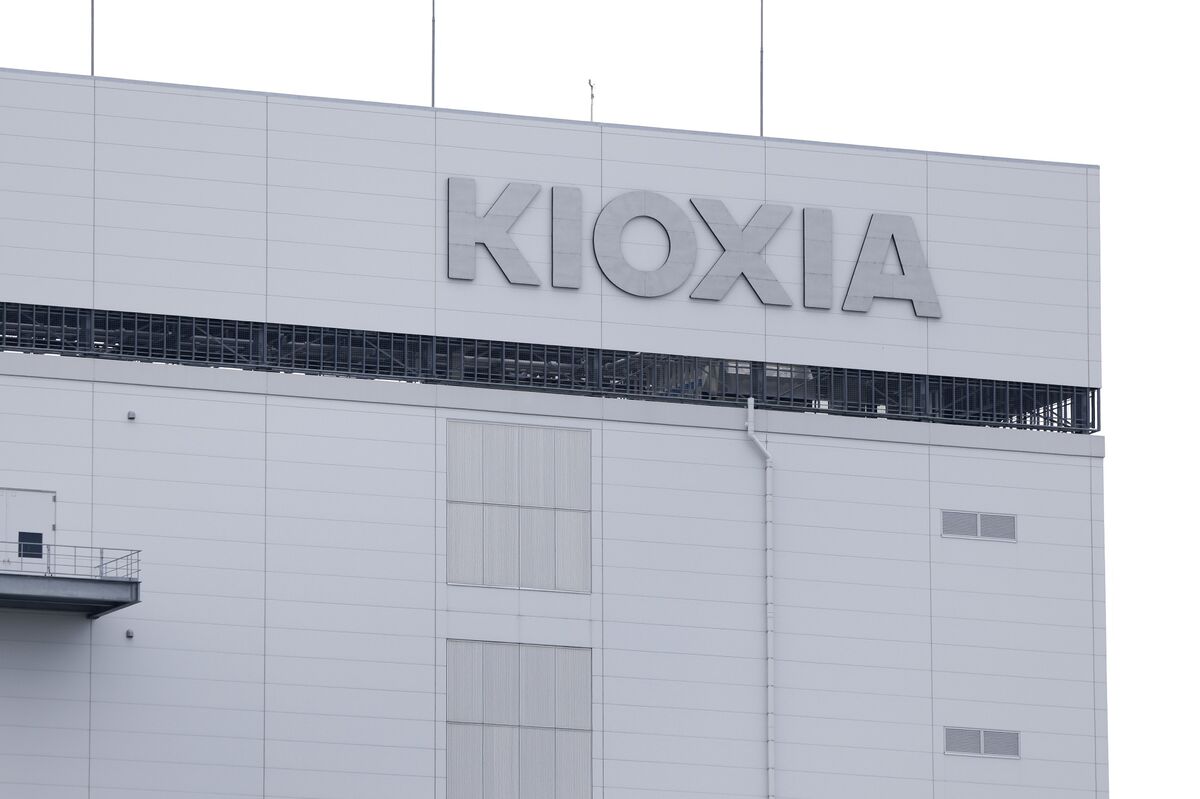 Bain-Backed Kioxia Plans Tokyo IPO at $4.8 Billion Valuation