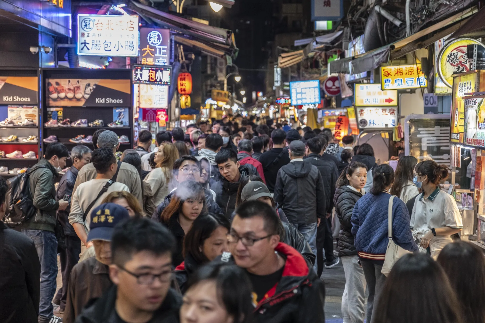 Người đi bộ đi qua Chợ đêm Shi Lin ở Đài Bắc.