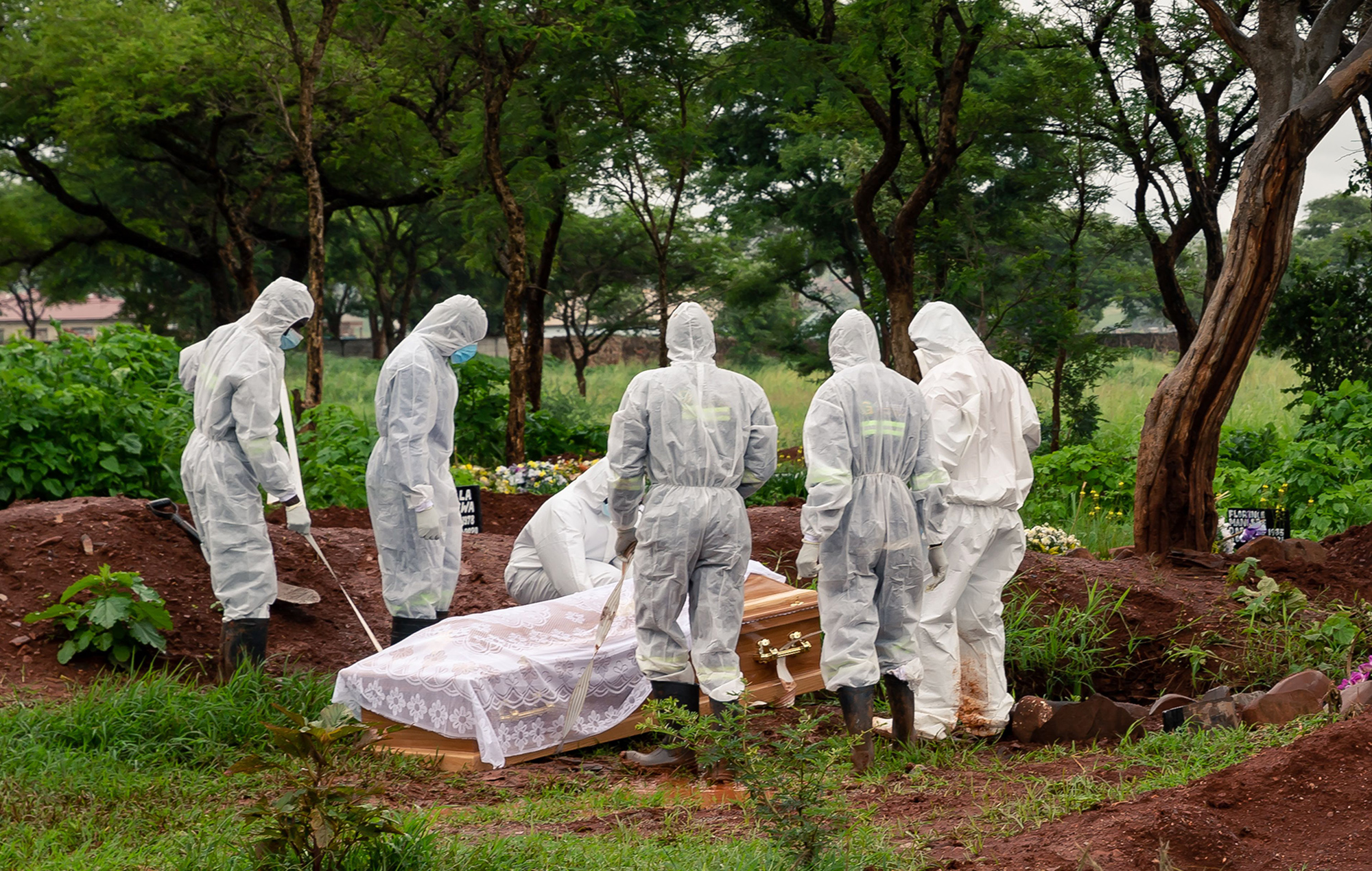 Zimbabwe Health Minister Denies Hospitals Overwhelmed by Virus - Bloomberg