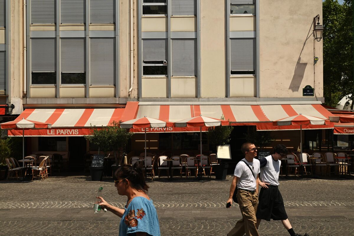 French Business Activity Unexpectedly Weakens as Heat Takes Toll
