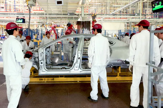Employees at the Fiat and Guangzhou Automobile Group manufacturing plant in Changsha work on the production of Viaggio vehicles