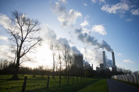 Carbon Plunges as EU Panel Stalls on Fast-Track Glut-Fix Talks