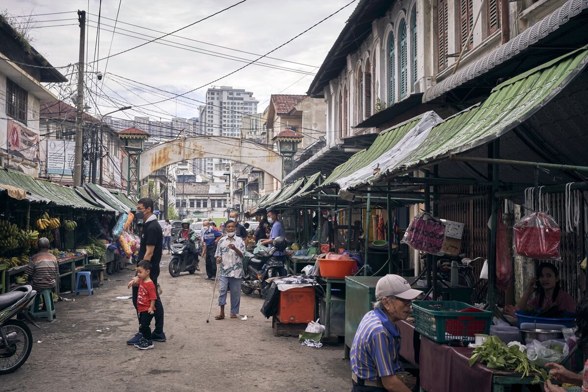 Indonesia Raises Budget Deficit Target to Fund Region Transfers