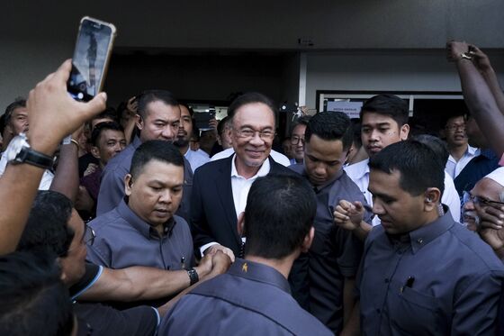 Anwar to Lead Malaysia Opposition Over Mahathir, Leader Says