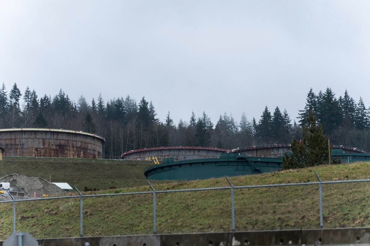 bloomberg.com - Robert Tuttle - Canadian Crude Oil Market Flashes Signals a Supply Glut Is Forming