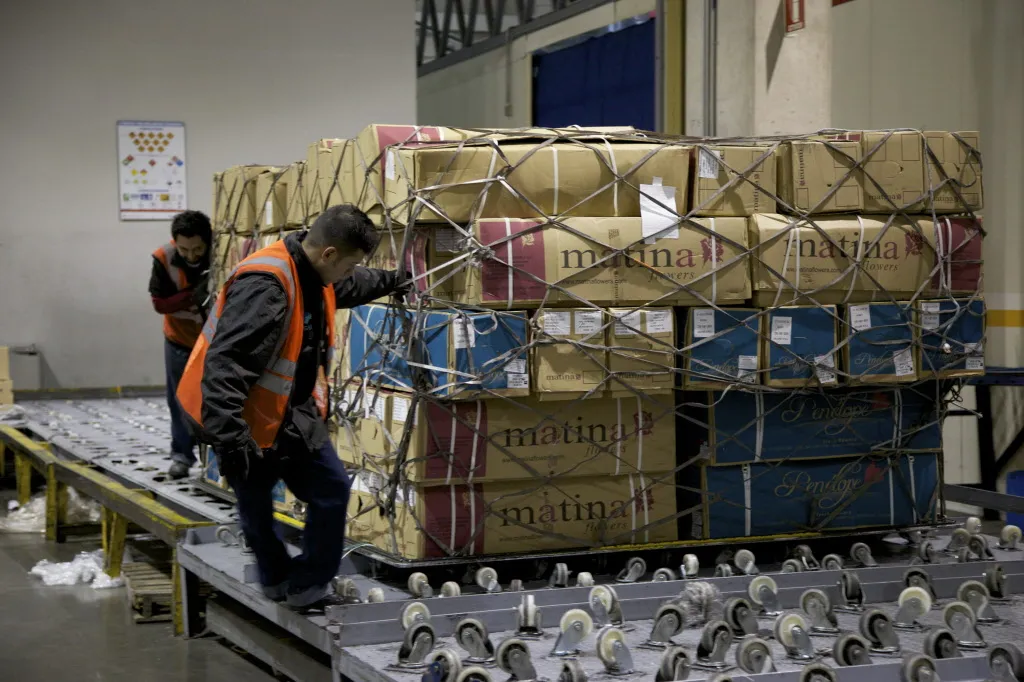 US President Donald Trump&nbsp;ordered a 25% tariff on Colombian goods, which will be raised to 50% in one week.