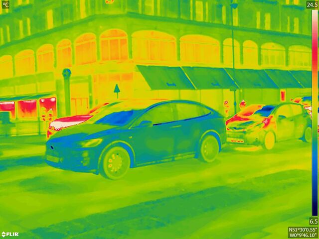 Electric car: An electric vehicle rushing in front of Harrod’s emits almost no heat, while the thermal camera detects the heat from combustion engine vehicles around it.