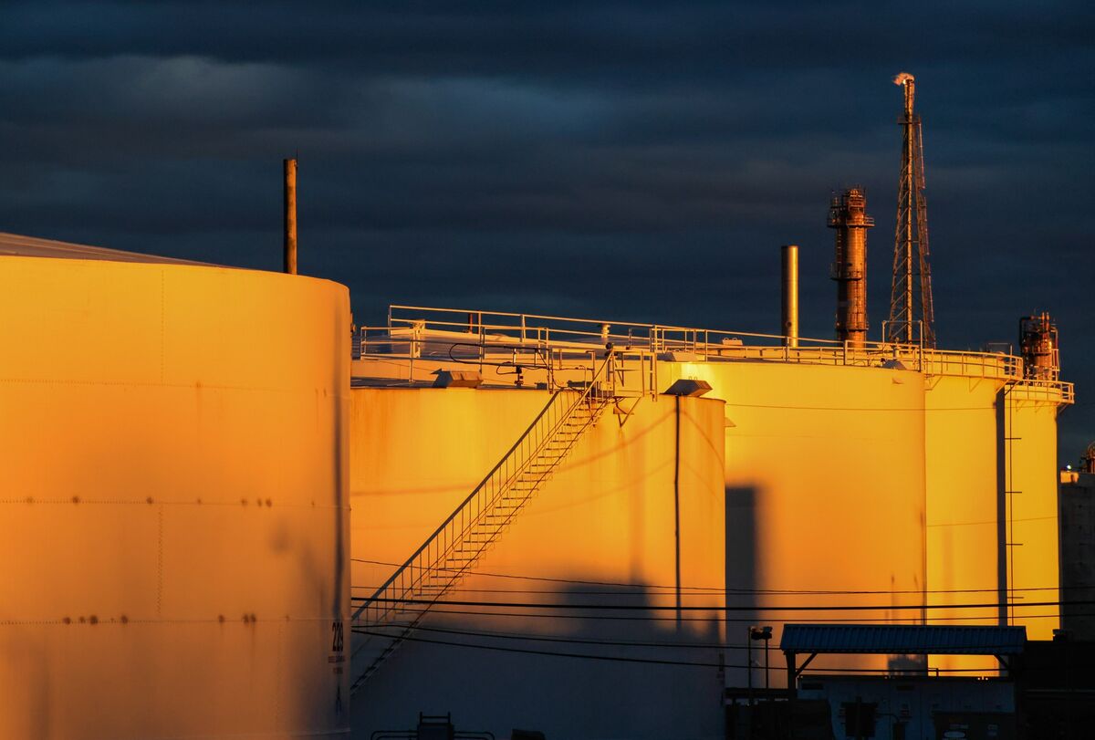 Stocks Fall, Oil Climbs with Geopolitics in Focus: Markets Wrap