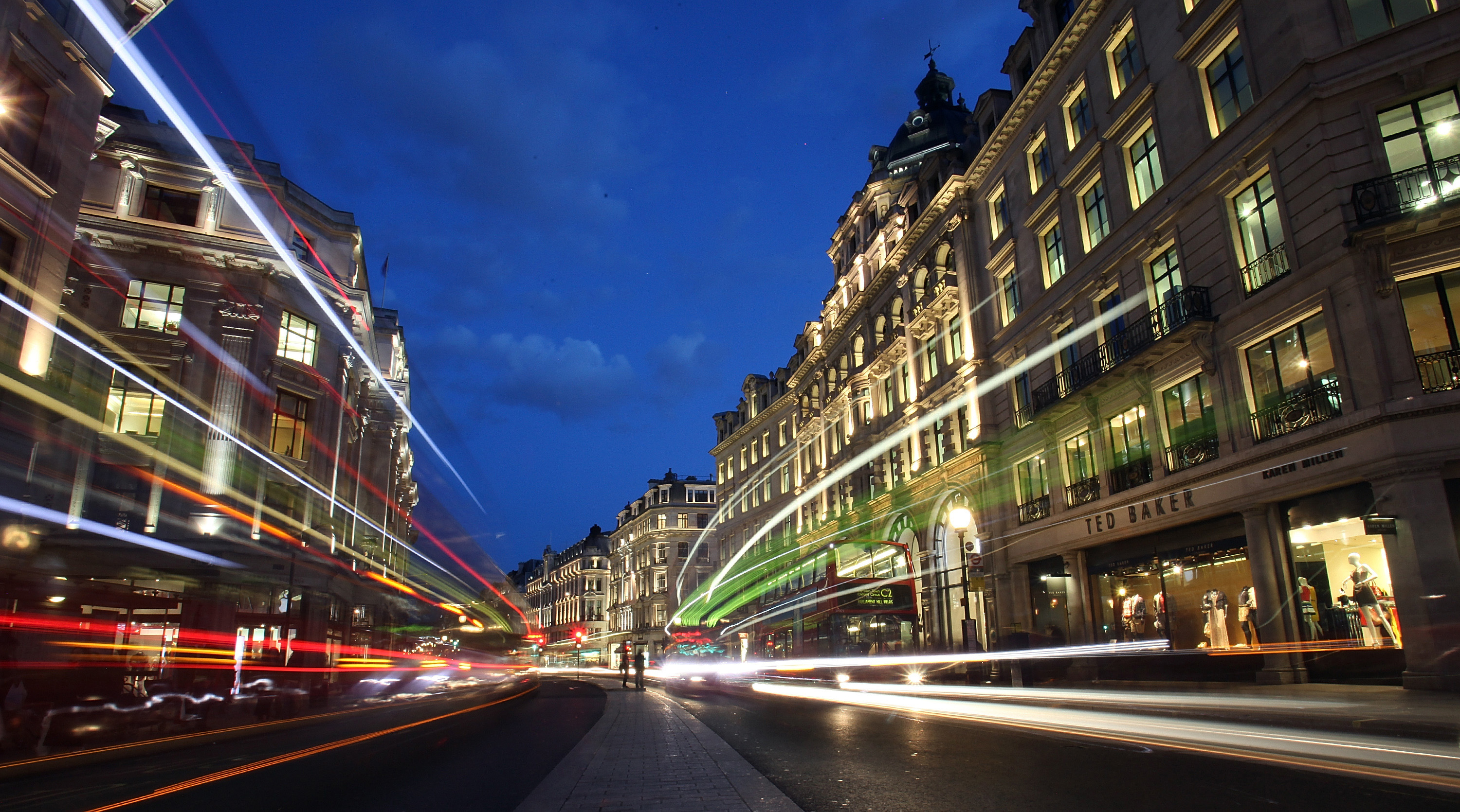 ロンドンのウエストエンドで賃貸料高騰、海外有名ブランド殺到で Bloomberg