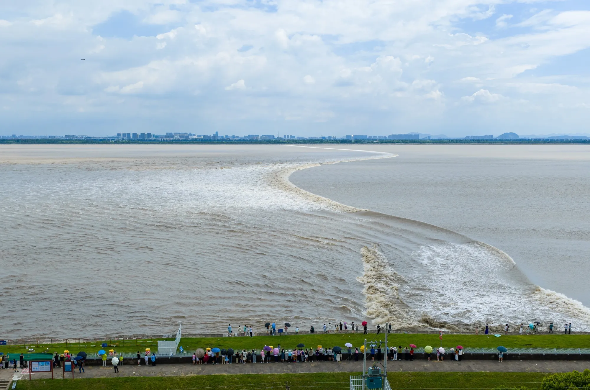 The water’s fine for&nbsp;EMs. Above: Tidal bore of the Qianting River in China.