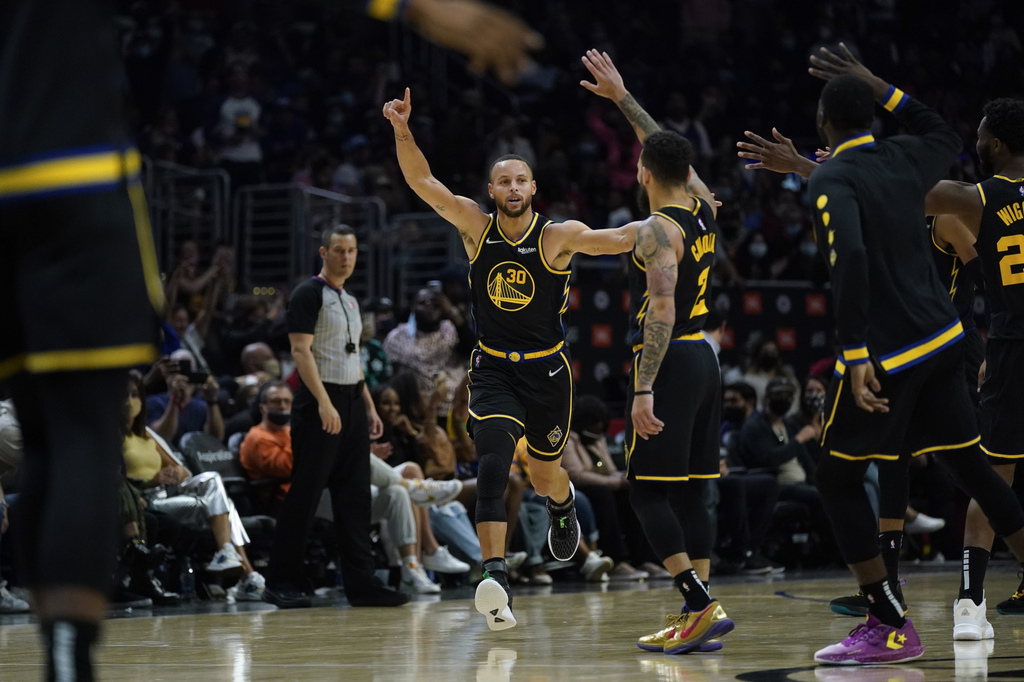 Curry Has 33 Points, Warriors Beat Clippers For 8th Straight - Bloomberg