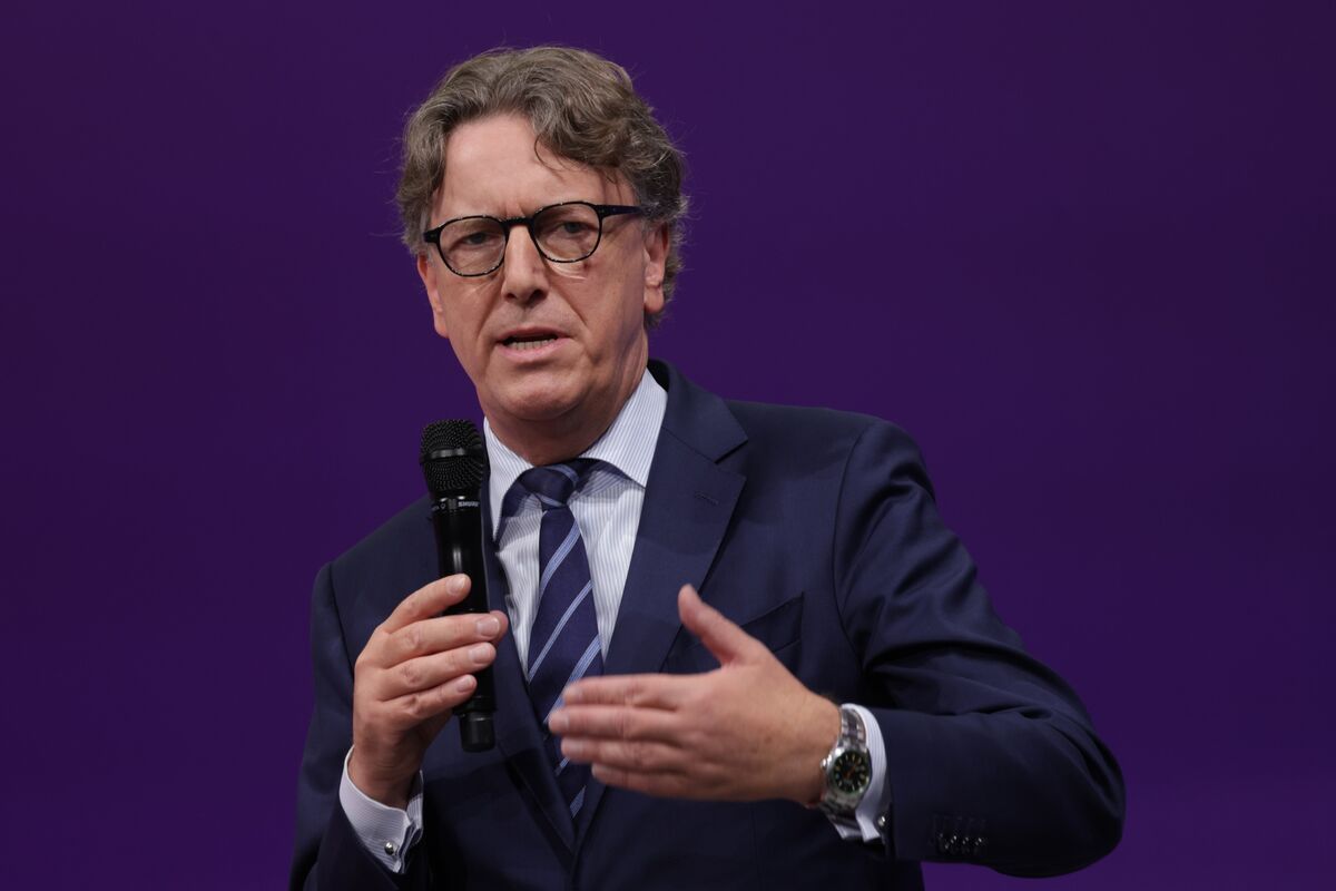 German Bank Chief Warns Rising Extremism Threatens Investment