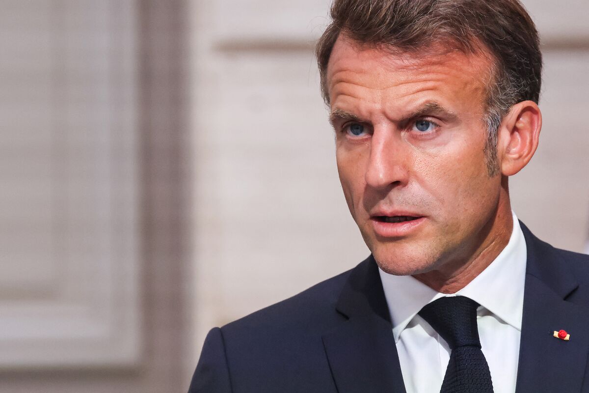 ブルームバーグのニュース記事「マクロン氏の首相人事難航も、政界分断で有力候補見当たらず」の画像