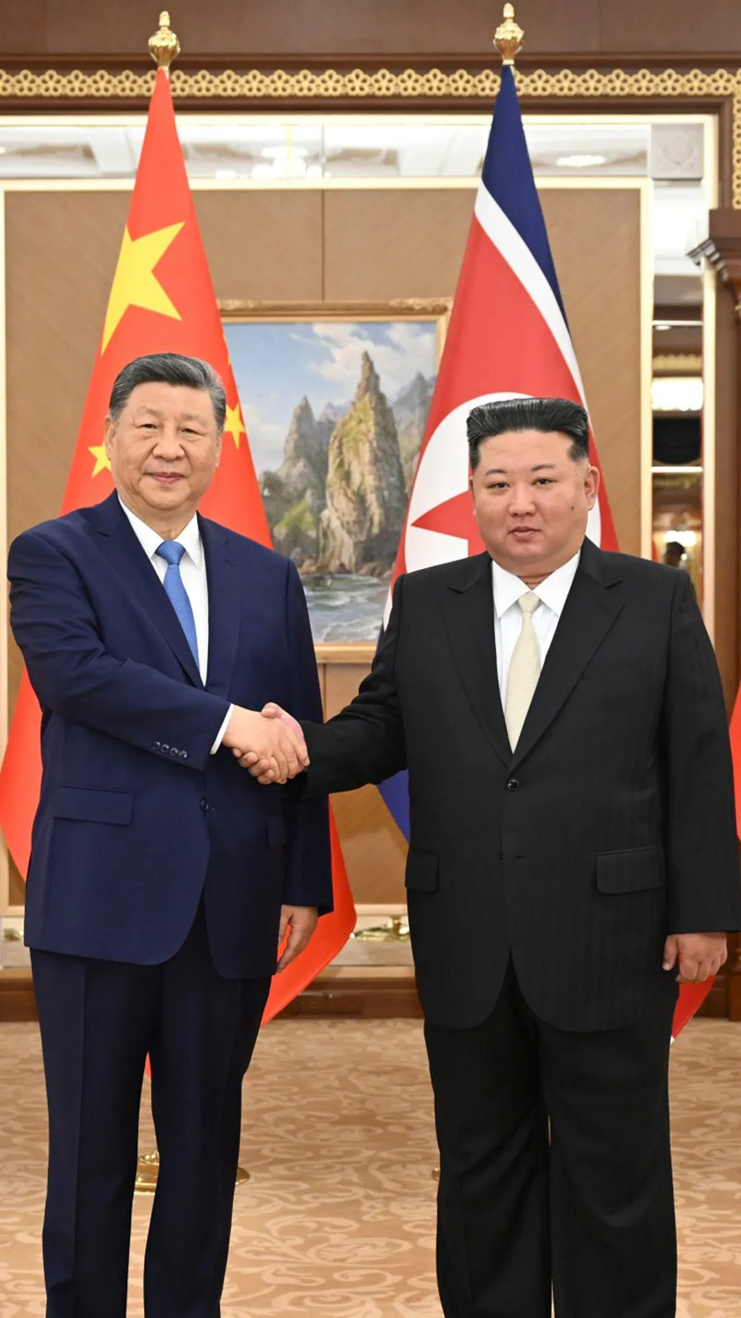Watch Xi Receives Lavish Welcome From Kim in North Korea
