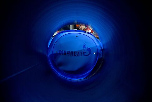 The prime ministers of Slovakia and Ukraine criticized an agreement between western European companies from Germany’s EON AG to Paris-based Engie with Russian pipeline gas export monopoly Gazprom PJSC to expand a Baltic Sea link.
