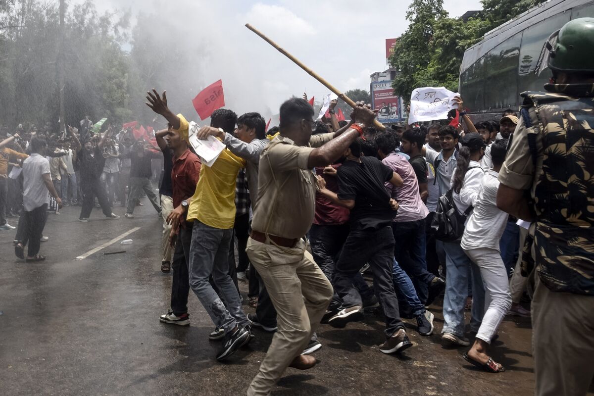 Most Indians Fault Modi’s Handling of Exam Scandals, Poll Says