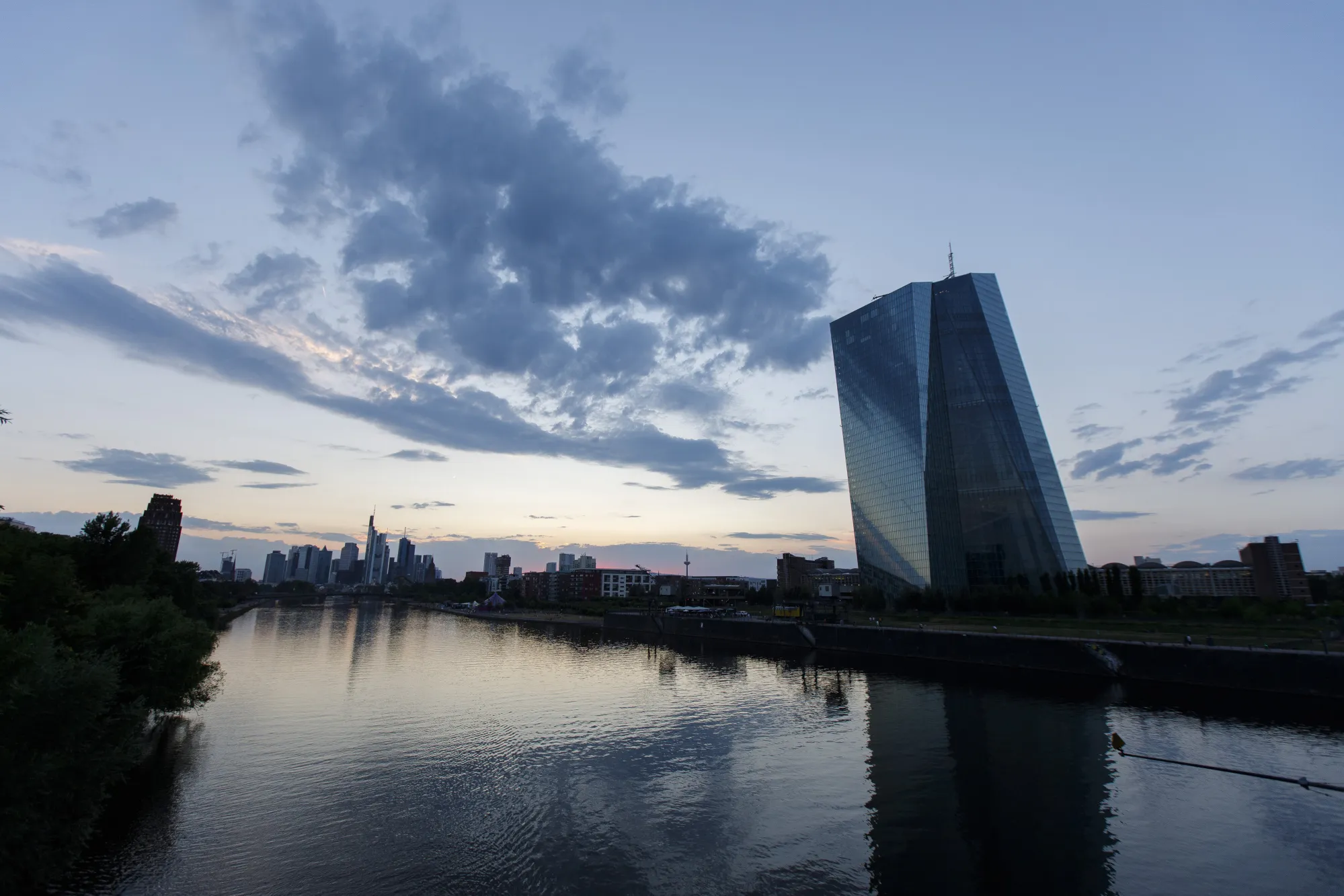 Frankfurt Losing Edge in Brexit Race as Paris Gains Ground