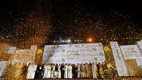 “Lose Your Weight in Gold” Participants Stand on Stage in Dubai