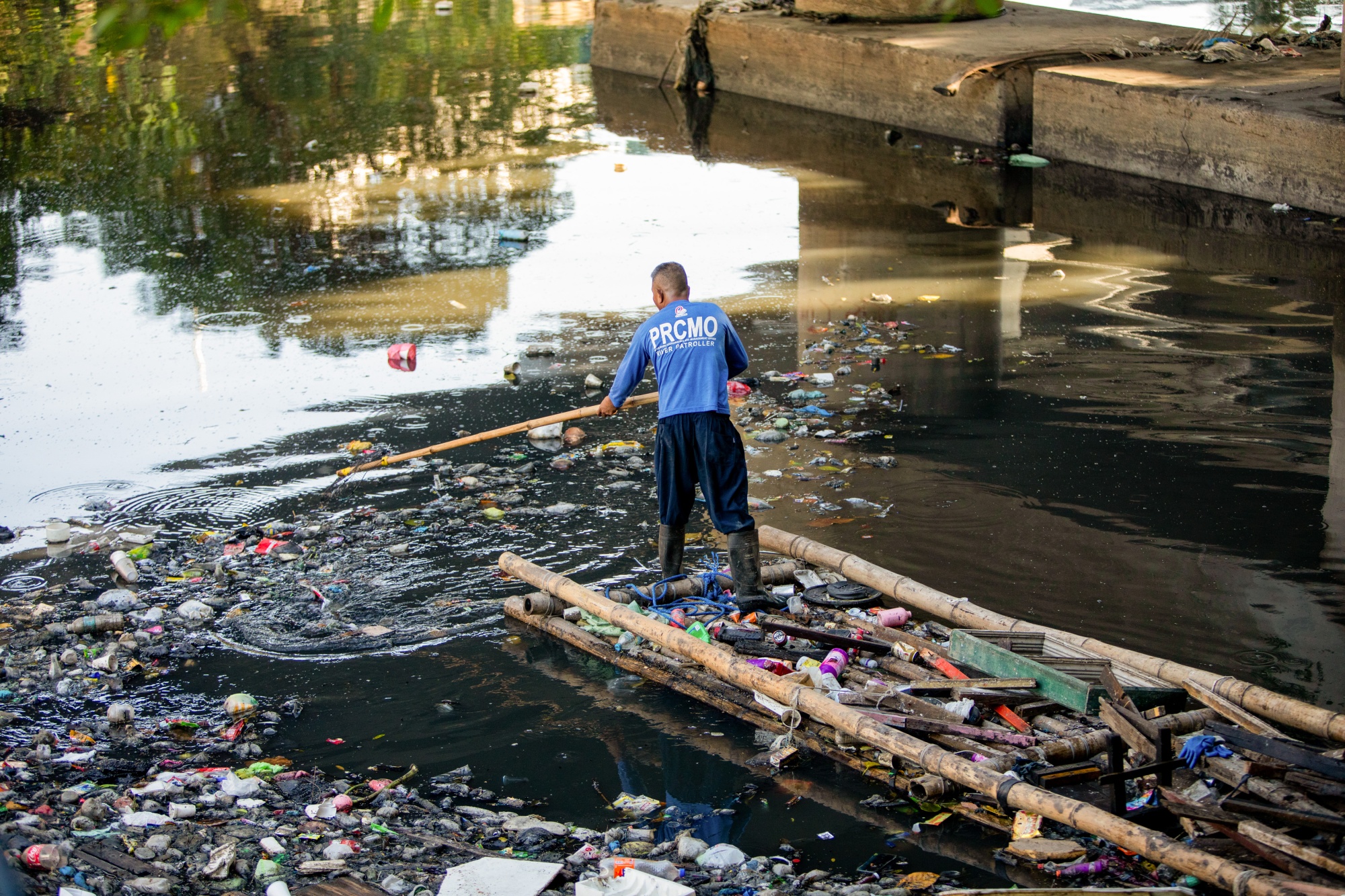 Cleanup workers collect waste from Buhangin Creek in Mandaluyong, Metro Manila, the Philippines on Tuesday, March 3, 2026. Photographer: Geric Cruz/Bloomberg