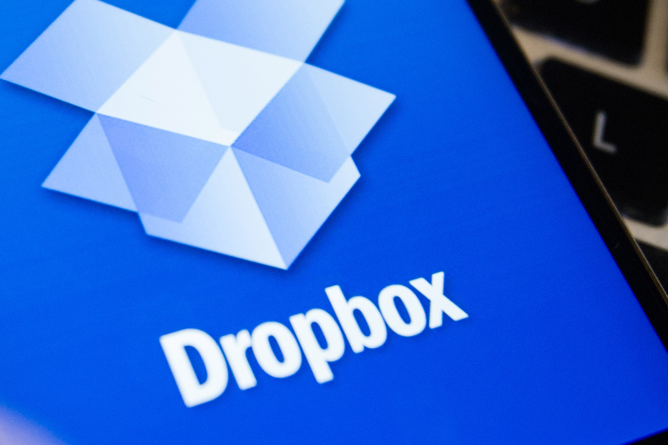 Dropbox Tops Private Valuation as Shares Soar in Market Debut - Bloomberg