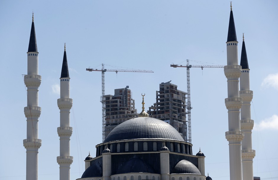 A residential tower being built behind the Mimar Sinan mosque in Ataşehir in 2012.