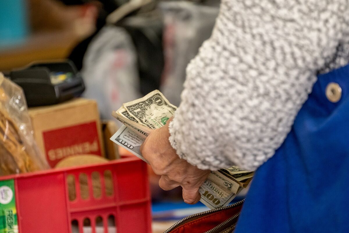 Dollar Tumbles to Weakest in Three Months on Treasury Buyback