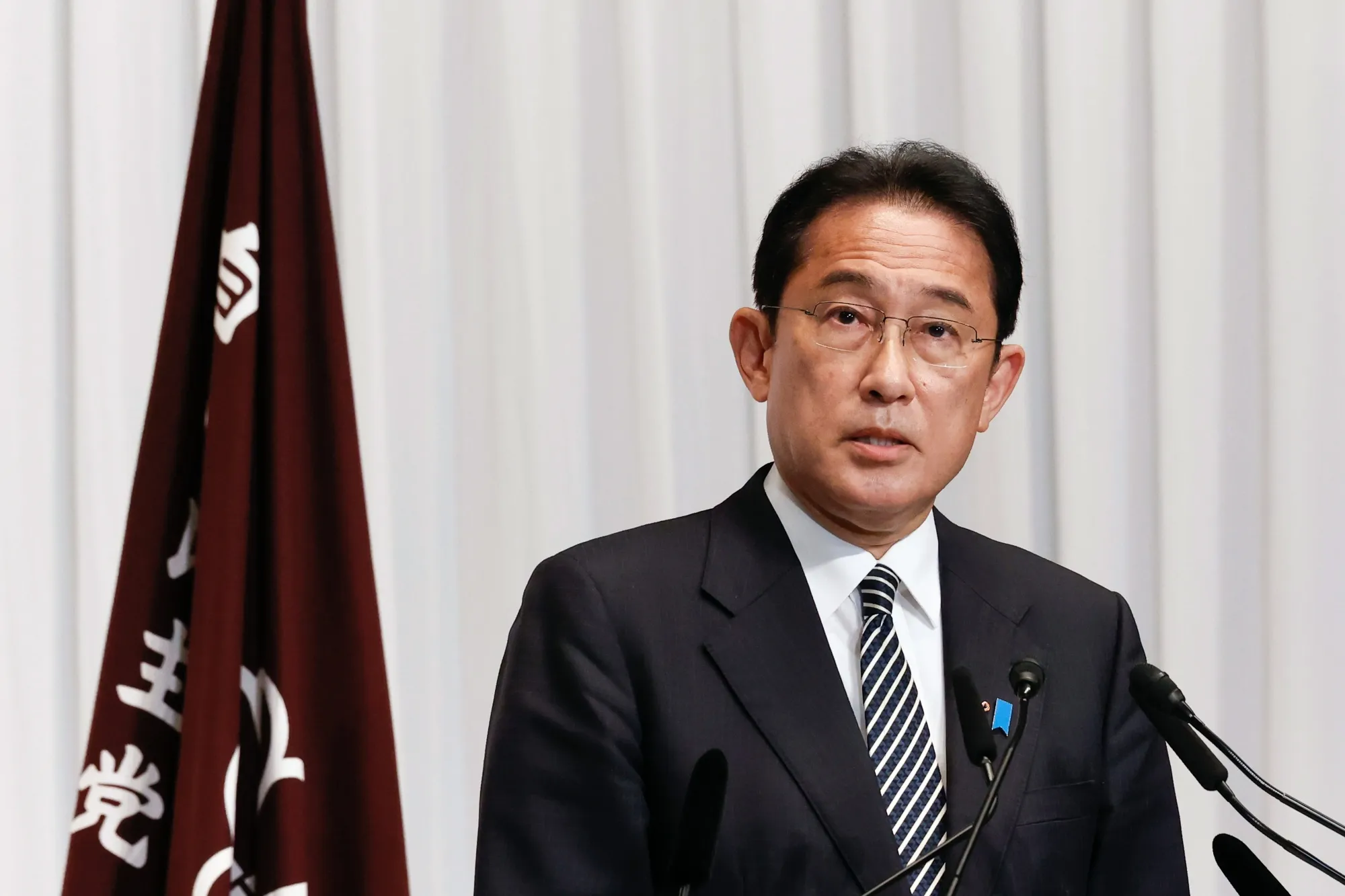 経済対策は財政支出55.7兆円と過去最大、岸田首相「十分な規模」 - Bloomberg