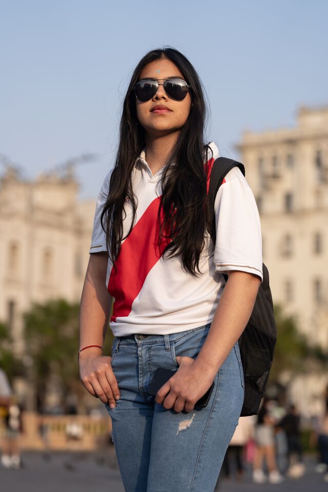 Анджелина Чавес, студентка, позирует для портрета во время акции протеста Gen-Z в Лиме. 