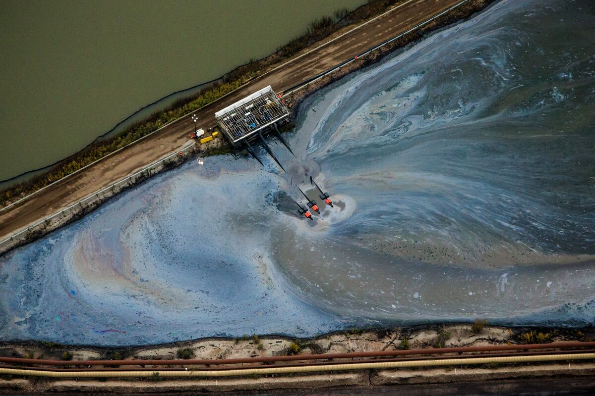 bloomberg.com - Robert Tuttle - Oil Sands Now Has Policies Needed to Boost Output, Canada Says