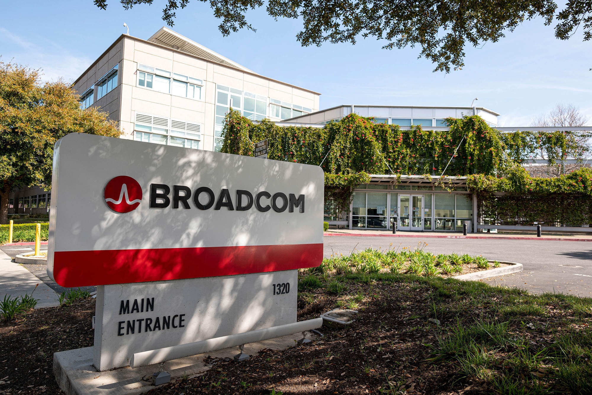 Broadcom (AVGO) Gives Bullish Outlook, Citing Data-Center Chip Demand ...