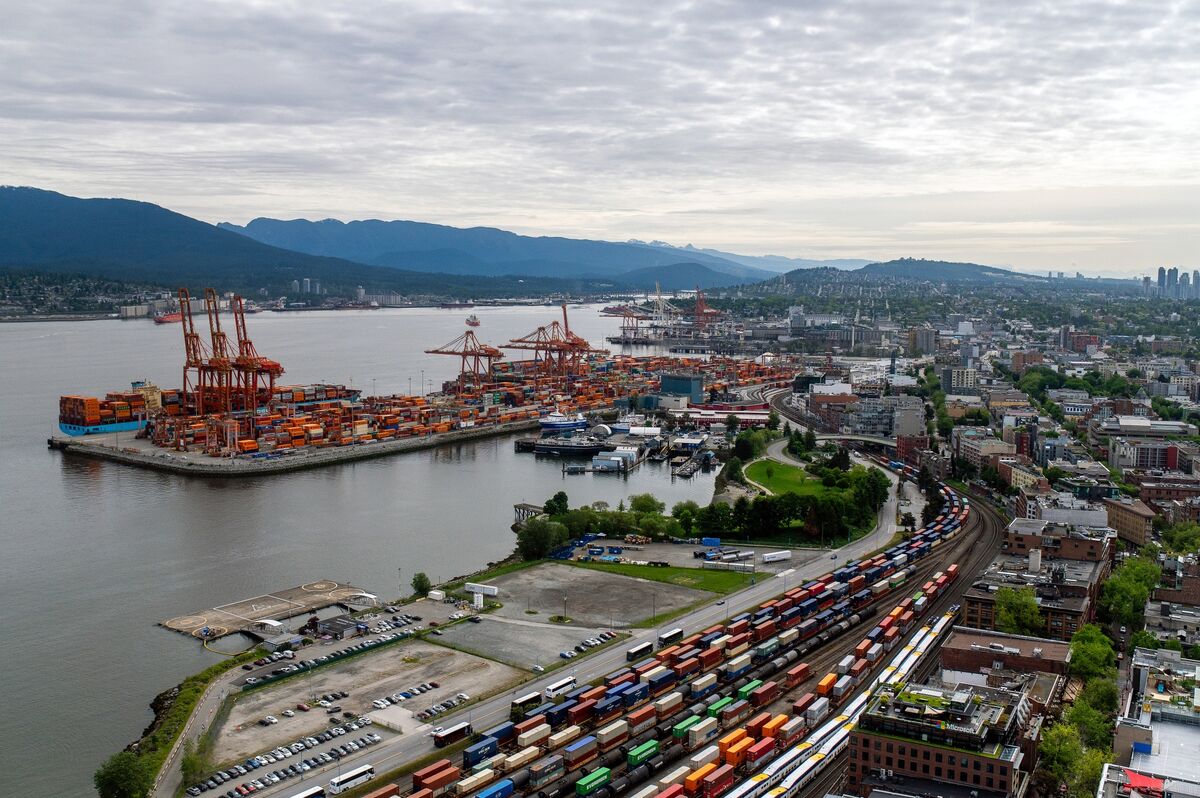 Canadian Economy Shrinks 1.6% as Trade War Crushes Exports