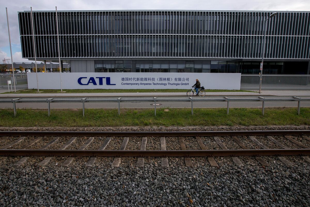 CATL Share Sale Pressures HK Premium in Boost to Popular Trade
