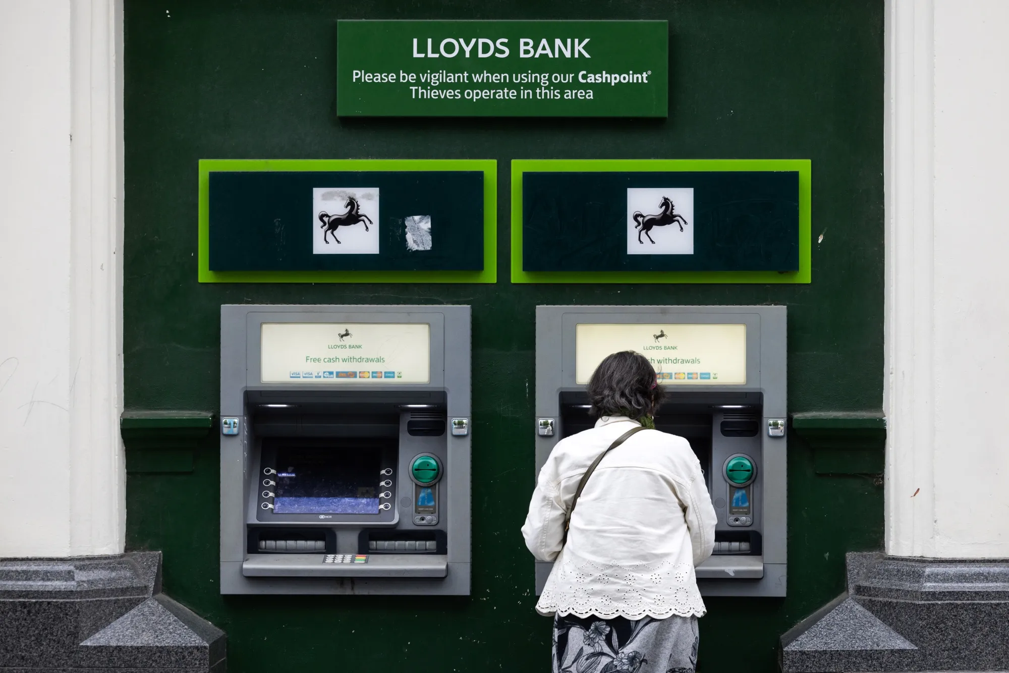 Lloyds Starts £1.75 Billion Buyback After Earnings Beat - Bloomberg
