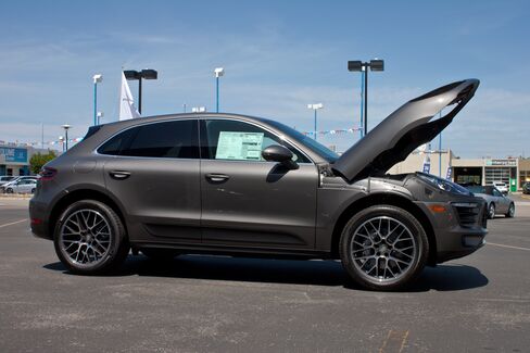 A Macan opens its "mouth."