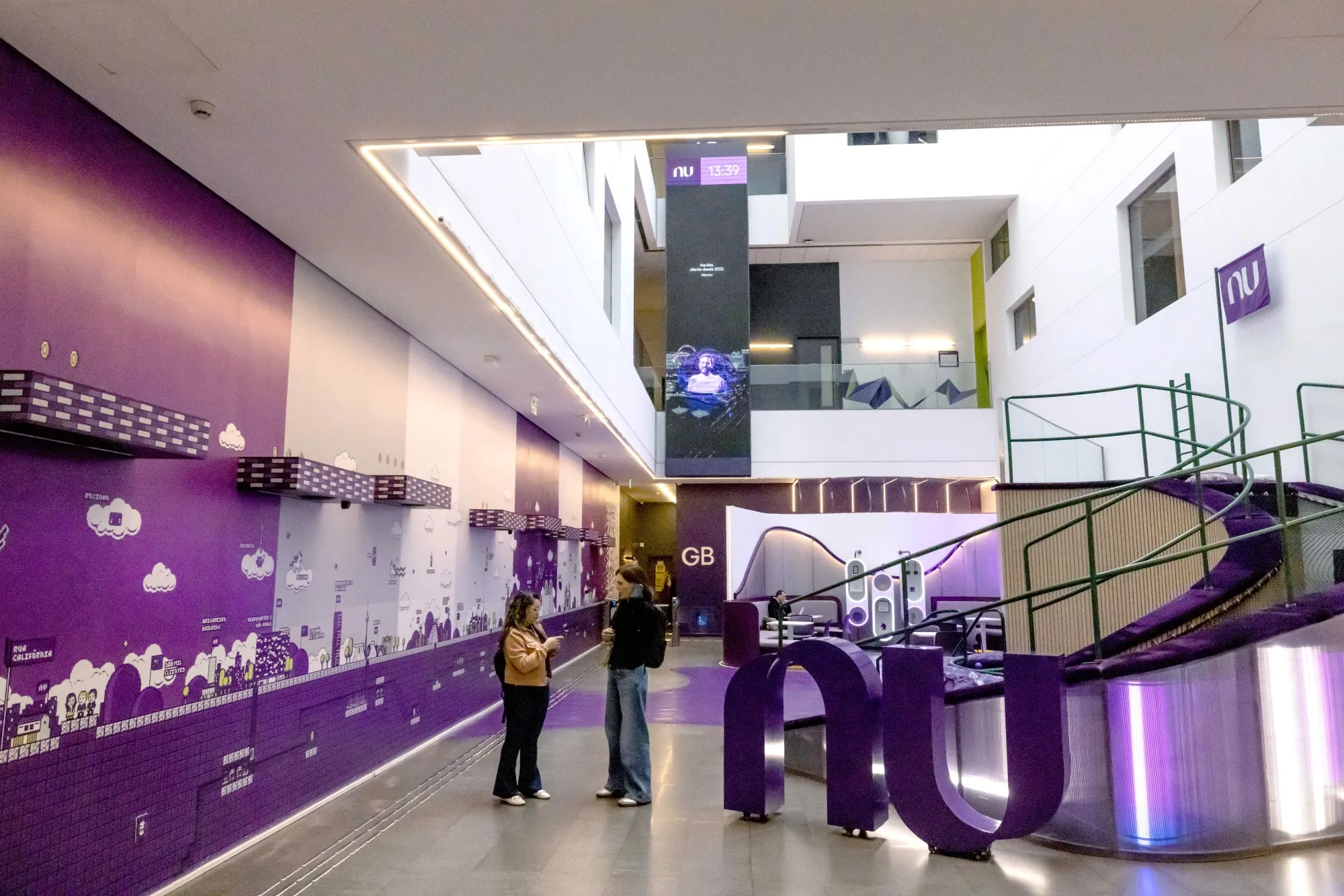 Trabajadores en la sede de Nubank en São Paulo, Brasil