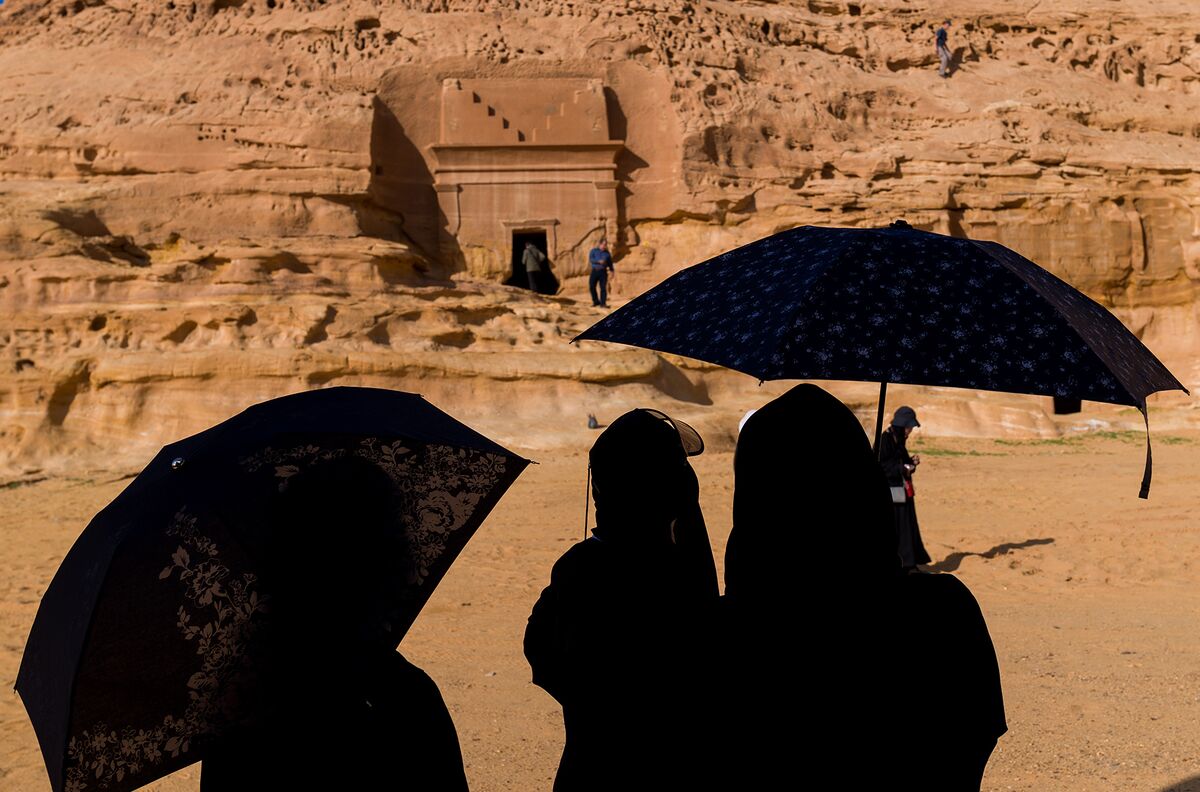 saudi-arabia-drops-dress-code-for-foreign-women-in-tourism-push-bloomberg